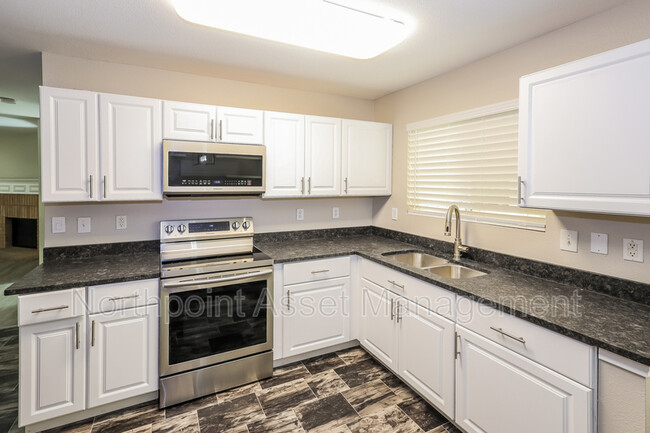Building Photo - 10906 Hillsdale Loop