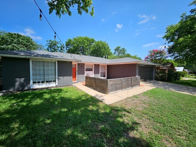 Foto del edificio - 1515 Desert Quail Ln