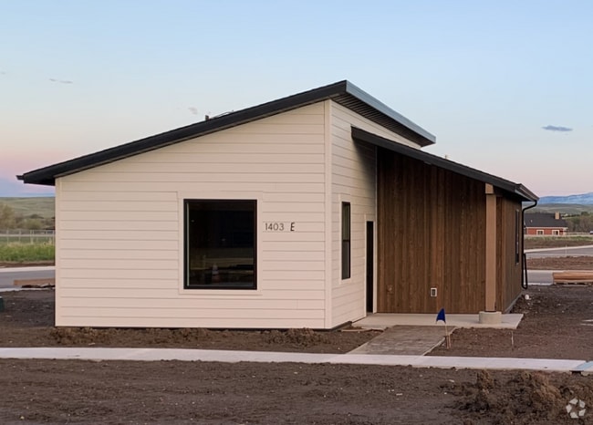 Building Photo - 1405 Windsor Dr