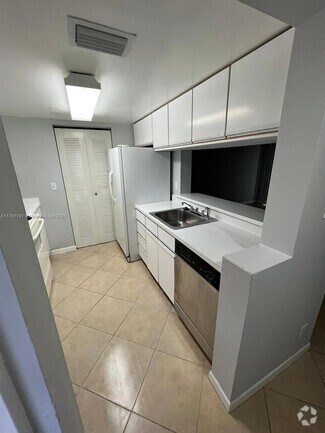 Building Photo - 9899 Westview Dr