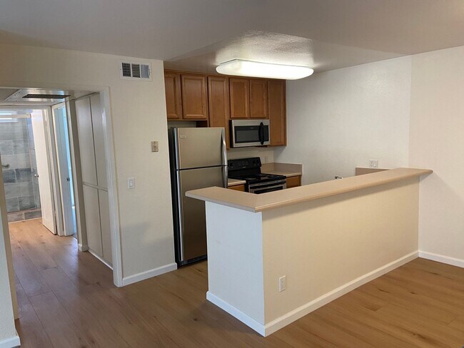 Foto del edificio - 2 Bed 2 Bath with Remodeled Bathrooms! Wat...