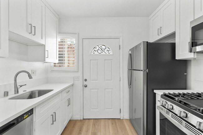 Foto del edificio - 11110 Charnock Rd