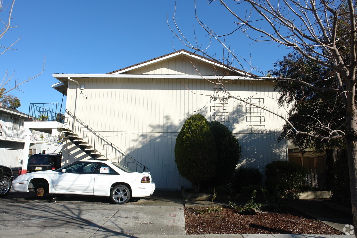 Building Photo - 3801 Underwood Dr