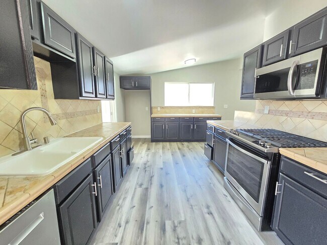Foto del edificio - Spacious 4- Bedroom Remodeled Home in Palm...
