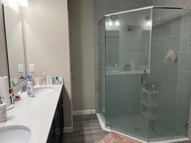Building Photo - 1638 Gdn Grv Ct