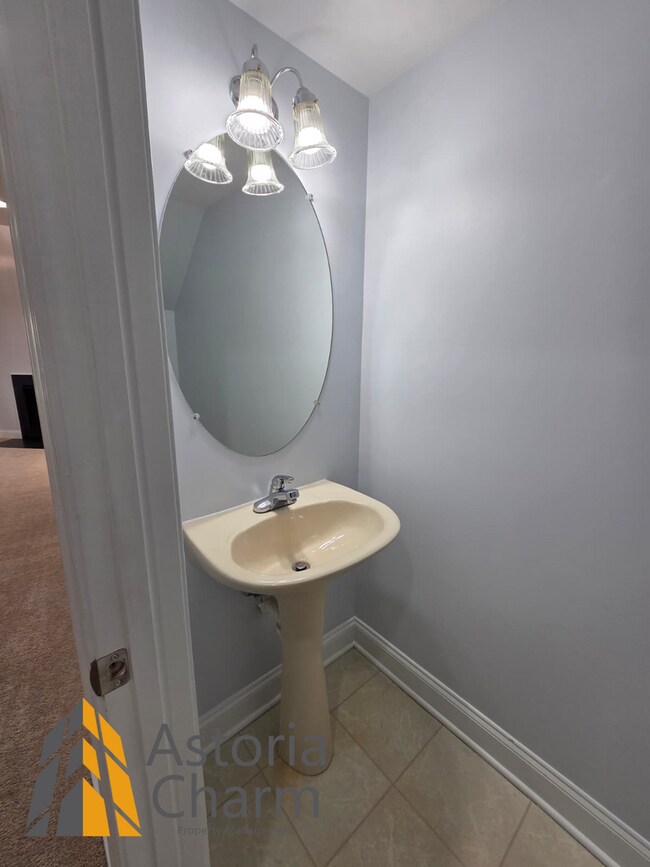 Foto del edificio - 3 Bedroom 3 Level Home with Garage and Flexible Layout