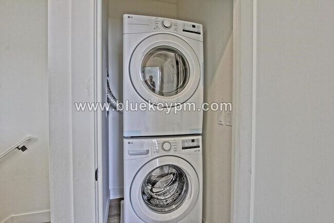 Building Photo - 1526-B: 2 Bed, 2.5 Bathroom Townhome with ...