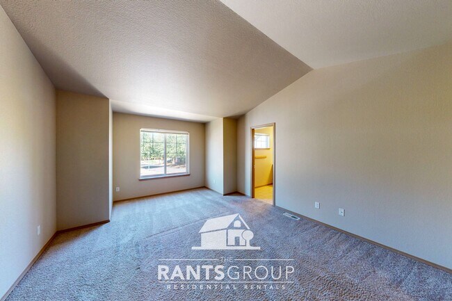 Foto del edificio - Spacious 3-Bed, 2.5-Bath home in the Olymp...