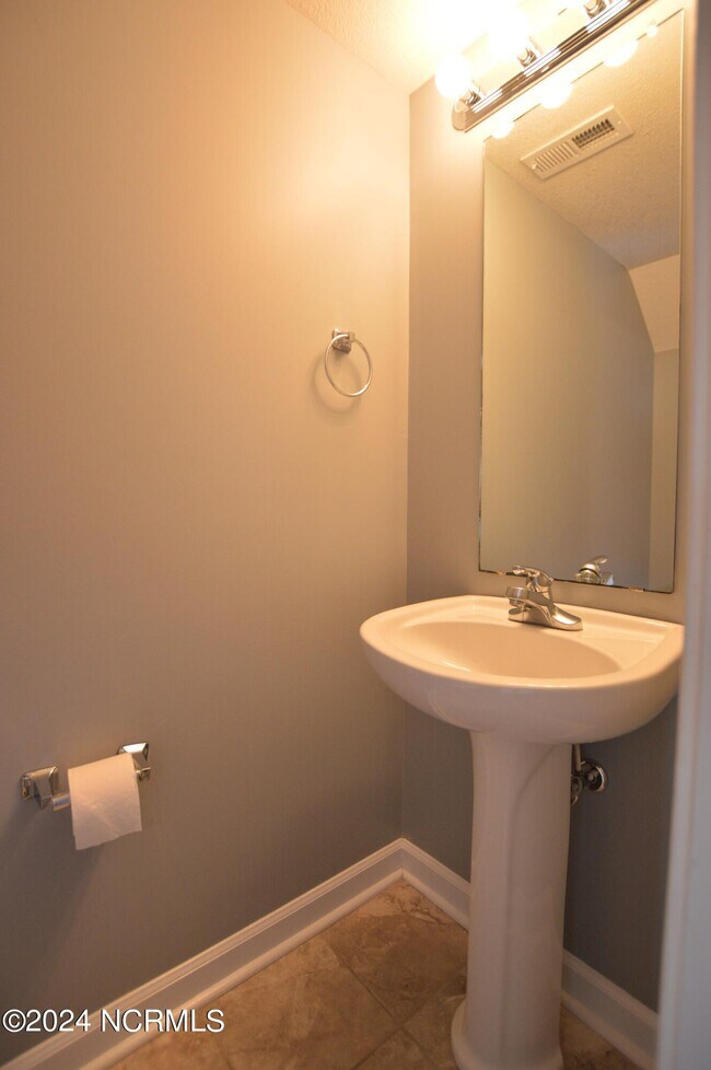 Foto del edificio - 905 Springwood Dr