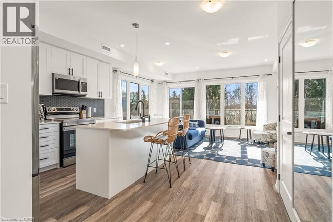 Photo du bâtiment - 253 Crescent Bay Ln