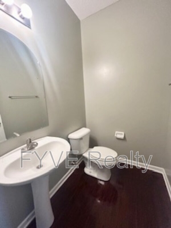 Building Photo - 1153 Park Dr