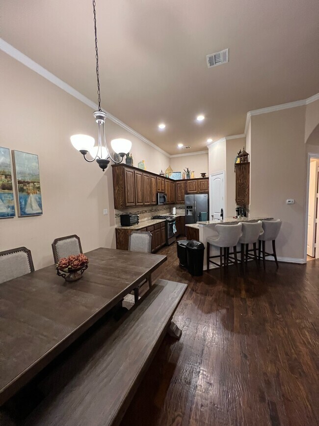 Foto del edificio - 2211 Eriksson Ln