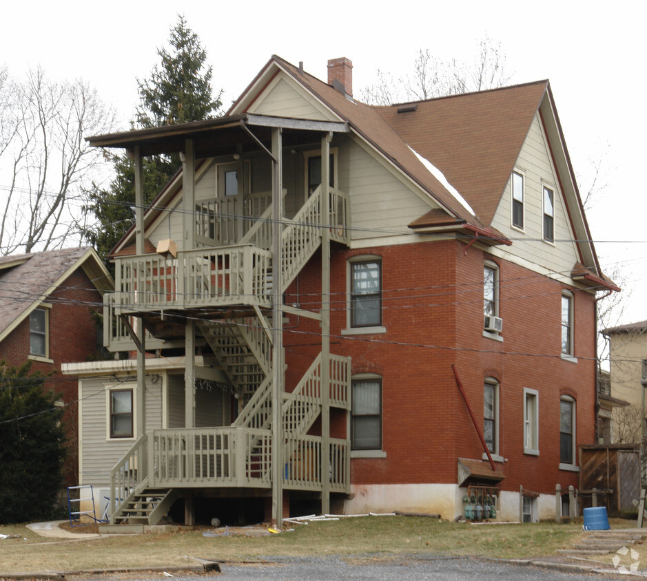 Building Photo - 812 College Ave