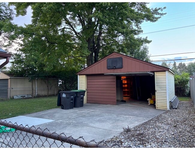 Garage - 8095 Monroe Blvd