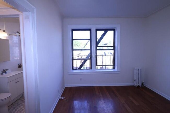 Foto del edificio - 1 bedroom in Queens NY 11354