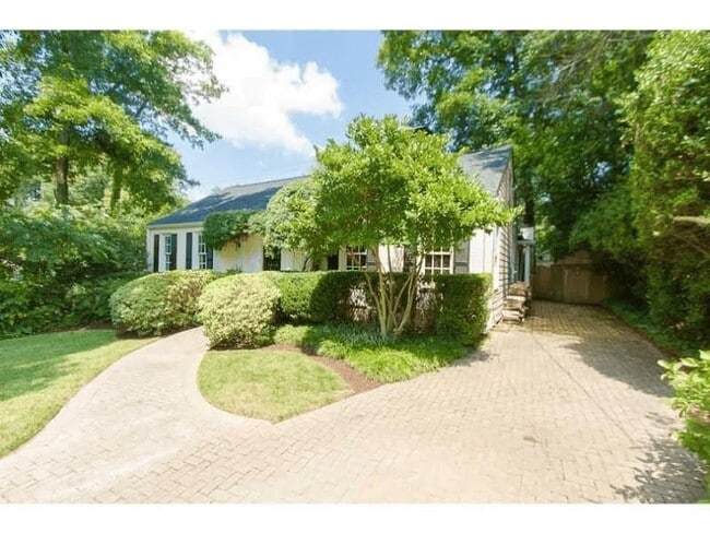 Building Photo - 1916 Greystone Rd NW