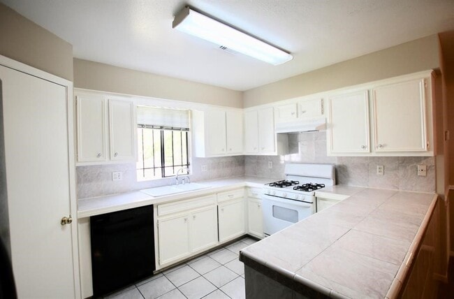 Building Photo - 7862 Split Oak Dr