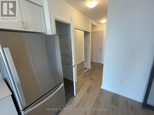 Building Photo - 325 Yorkland Blvd