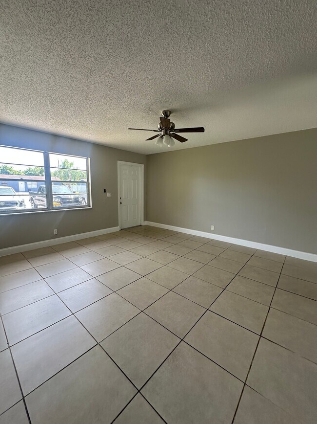 Foto del edificio - 4562 Gulfstream Rd