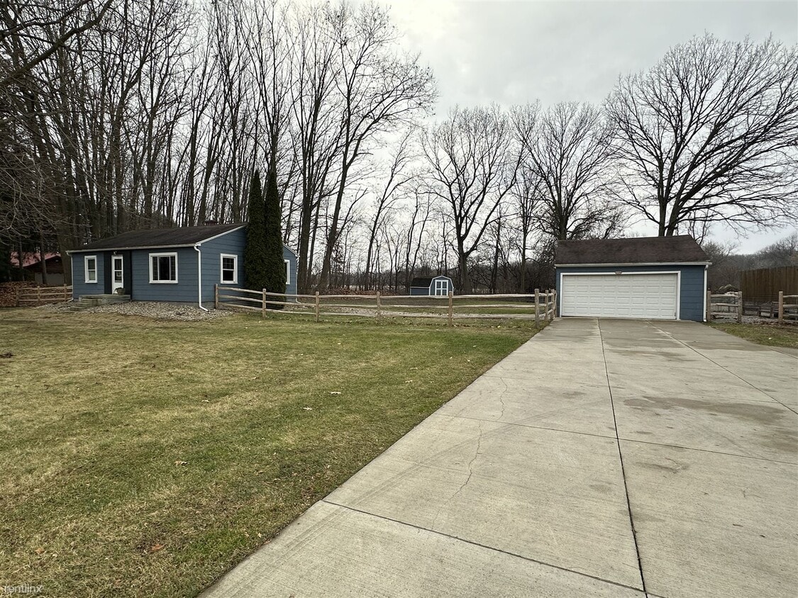 2 br, 1 bath House 4336 Clinton Rd House Rental in Jackson, MI