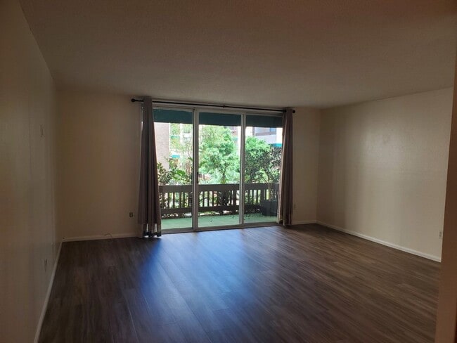 Building Photo - 6455 La Jolla Blvd