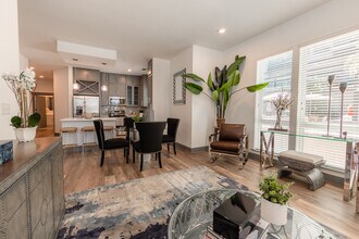 Building Photo - Uptown 550