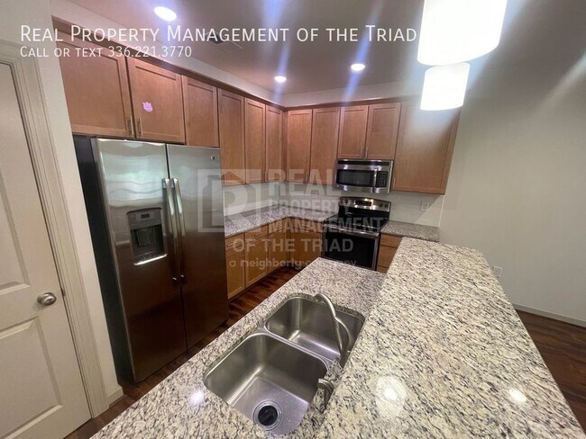 Foto del edificio - Quaint 3 Bedroom, 2 1/2 Bath Townhouse in ...