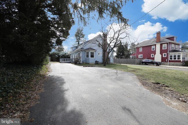 Building Photo - 324 Elm Ave