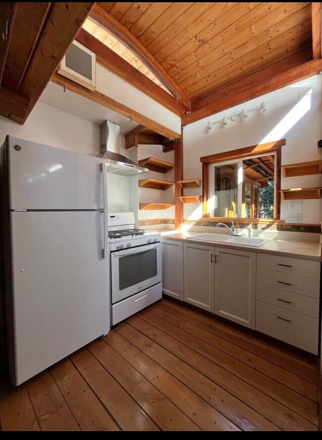 Building Photo - 1417 Old Topanga Canyon Rd