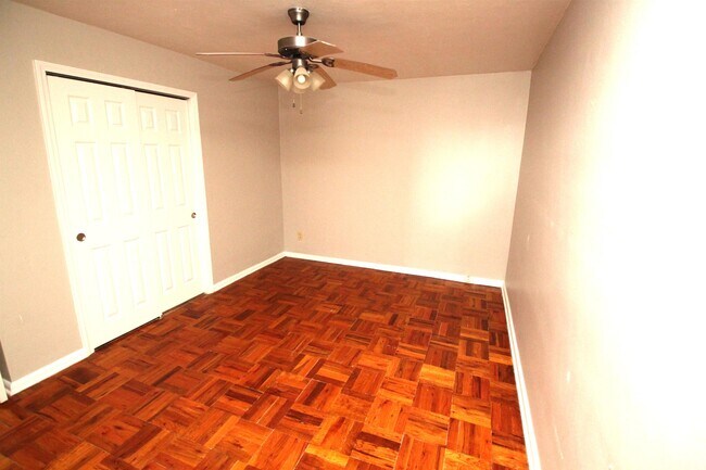 Building Photo - 460 McKnight Cir