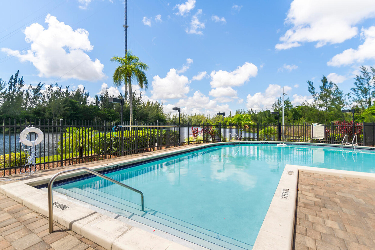 Advenir at Walden Lake - Alquileres en Miami, FL | Apartamentos.com