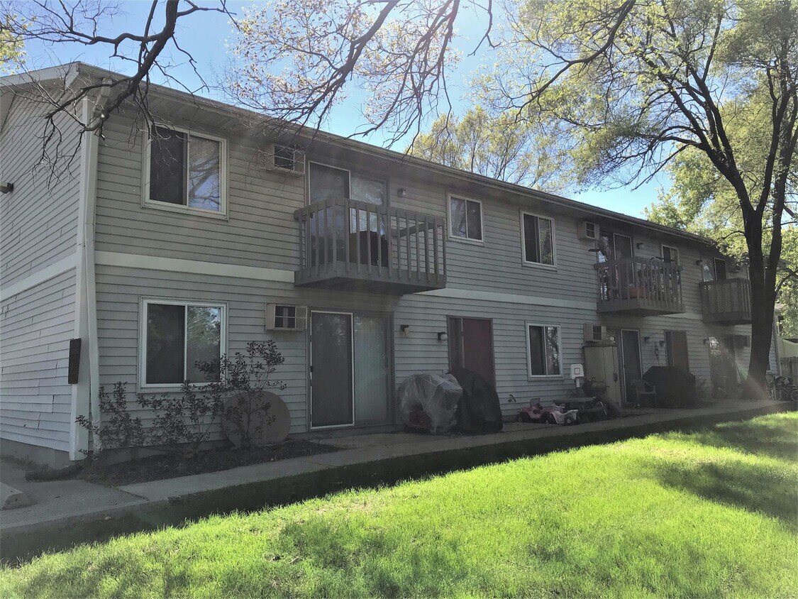 Primary Photo - 916 N Oak St