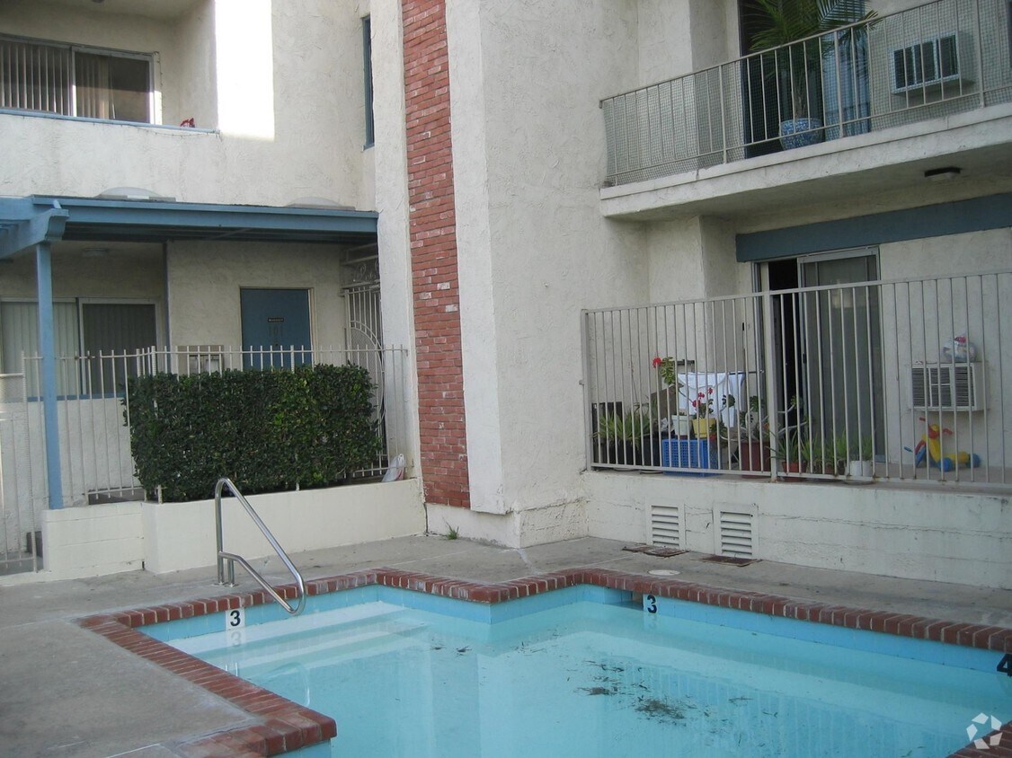 Foto del edificio - 1212 N Westmoreland Ave
