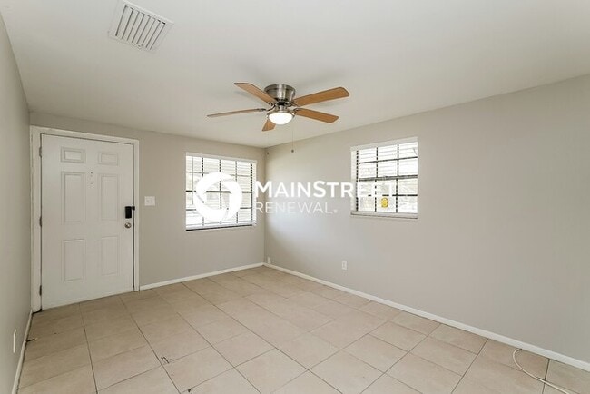 Building Photo - 3 Bedroom Pet-Friendly Home in Tampa, FL with Main Street Renewal