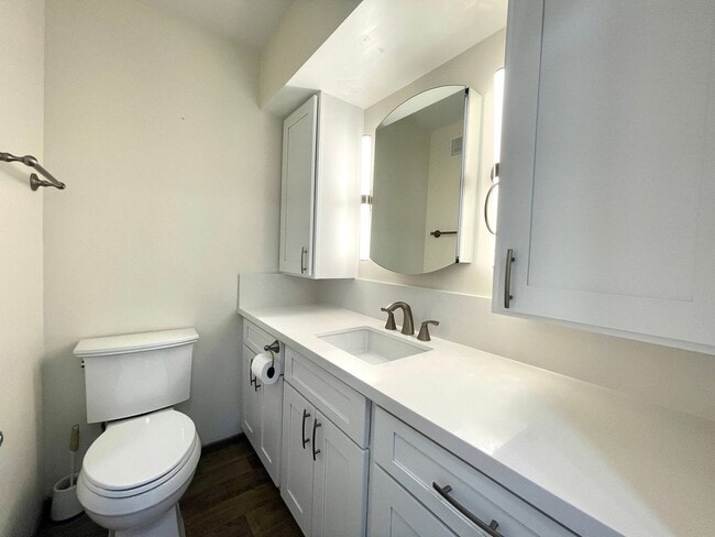 Building Photo - Stunning 2BR/1.5 BA Canal-View Condo – Mar...