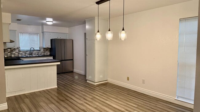 Building Photo - 2123 Cottonwood Ct