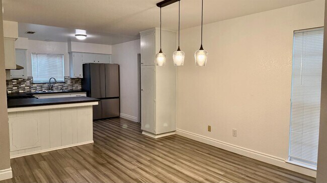 Foto del edificio - 2123 Cottonwood Ct