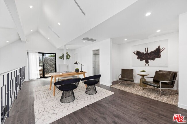 Foto del edificio - 8755 Shoreham Dr