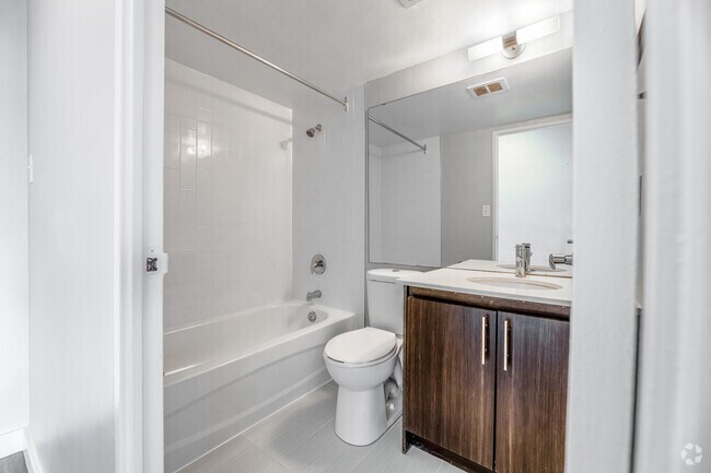 1BR, 1BA - 592 SF - Salle de bain - Le Palais & Capital Terrace