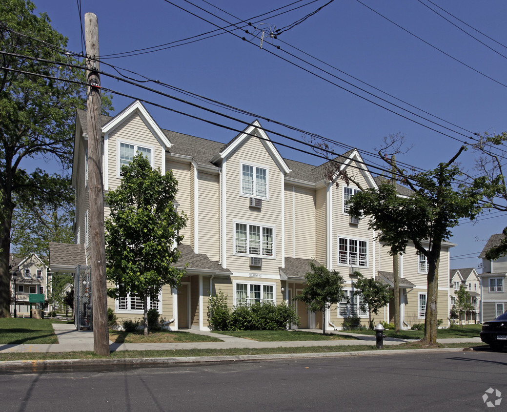 Primary Photo - Markham Gardens