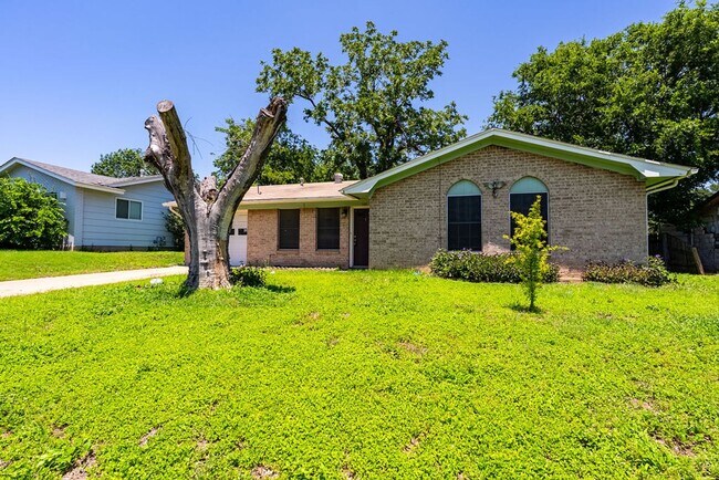 Building Photo - Beautiful 3 bedroom, 2 bathroom home in North Lamar!!!