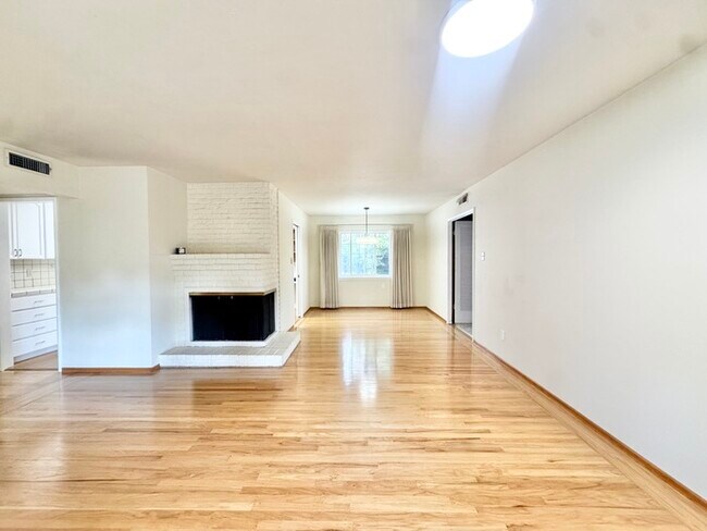 Building Photo - Stunning 3-bedroom, 2-bathroom home with a...