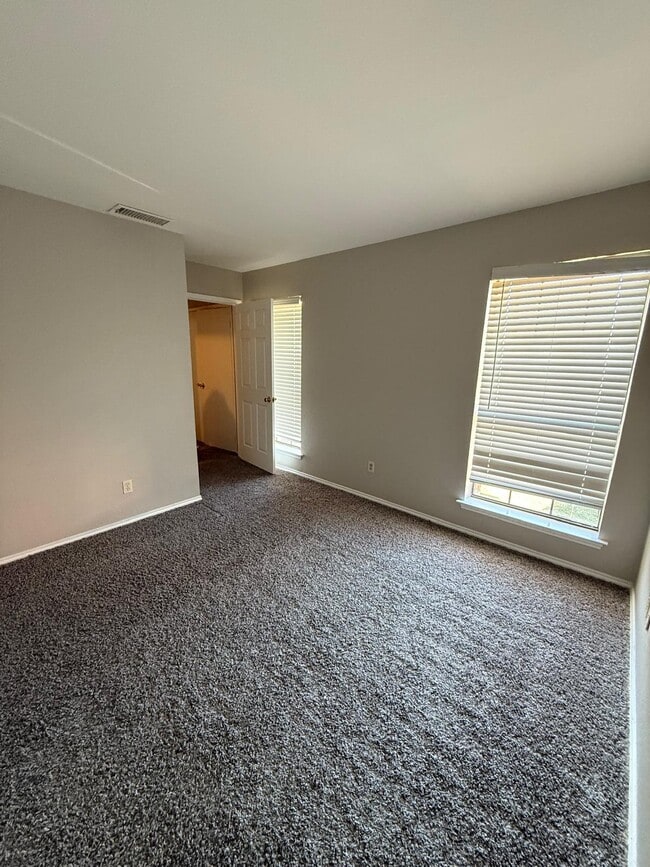 Building Photo - 213 Shrum Ct