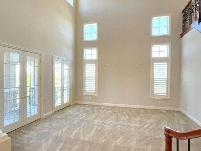 Foto del edificio - NEW PRICE ! Luxurious & Sought After Home In The Bucolic Hills Of Gated Norris Canyon Estates !