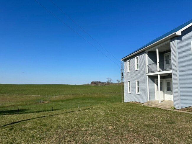 Building Photo - Four Bedroom 1.5 Bath Farm House in Hamburg
