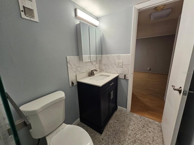 Building Photo - 11485 Oakhurst Rd