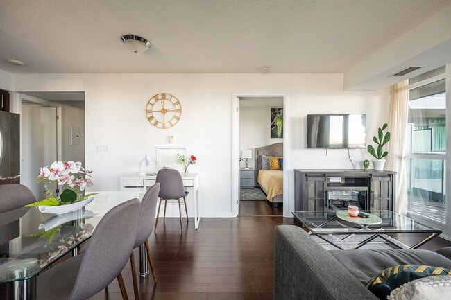 Building Photo - 211 Fort York Blvd