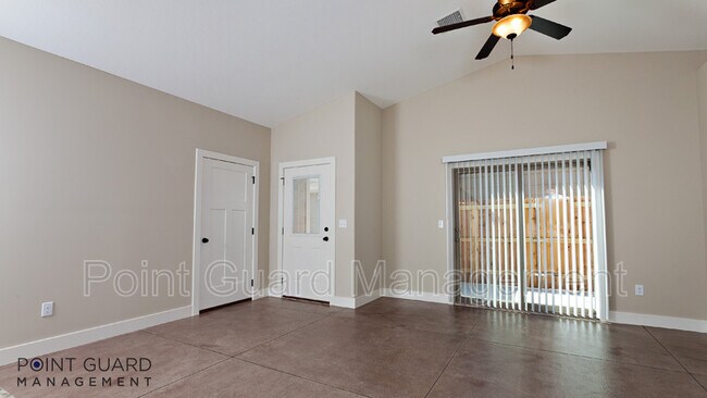 Foto del edificio - 4727 N Hillside Ct