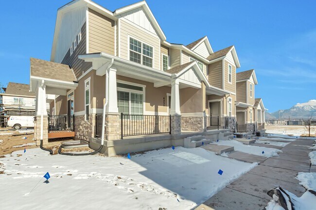 Foto del edificio - Like New Lehi Row End Townhouse w 2 car at...