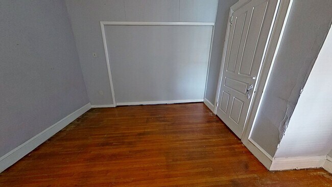 Foto del edificio - Spacious 3-Bedroom Second-Floor Apartment